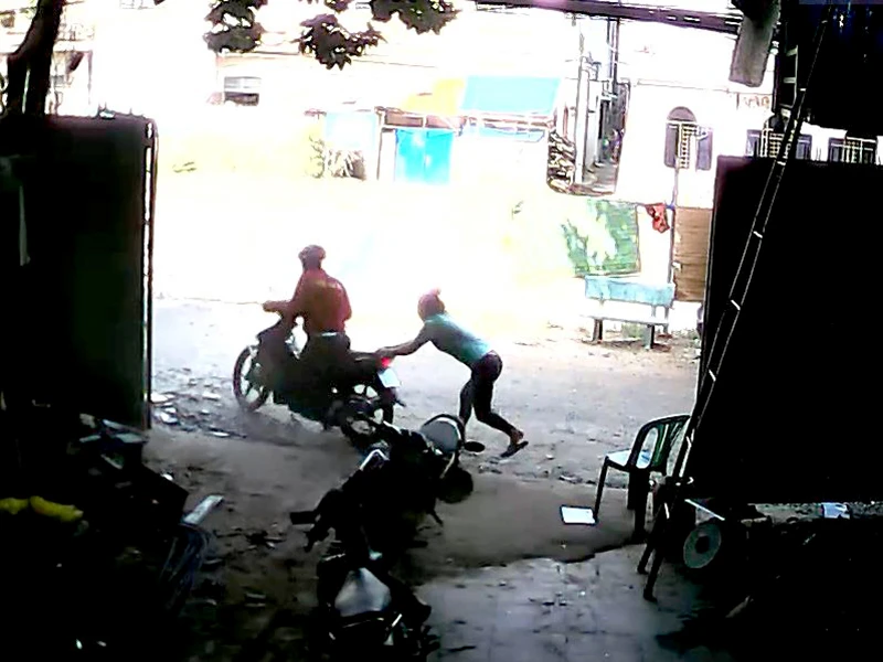 Chị Vân bị cướp điện thoại nhưng đã giằng lại được đồng thời quật ngã tên cướp. 